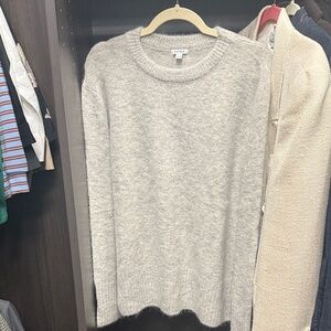 Gray Sweater pistola
